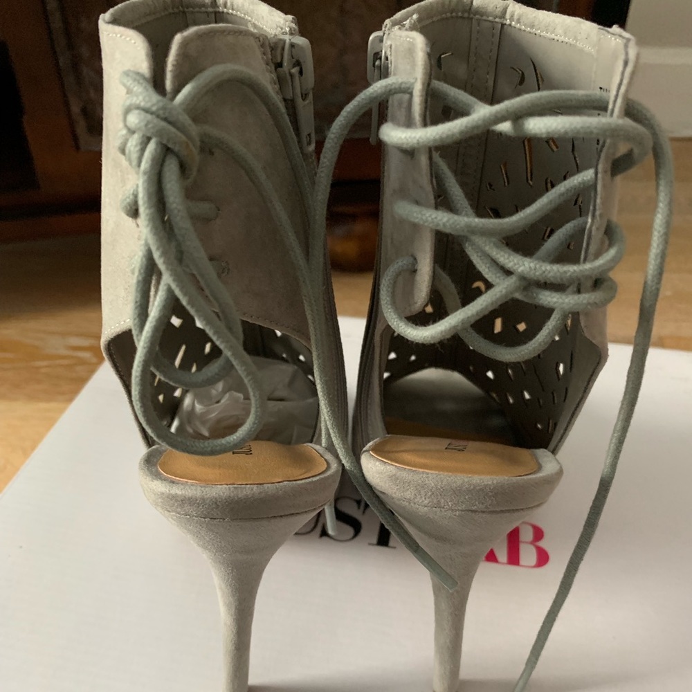 Grey Heel - Picture 3 of 3